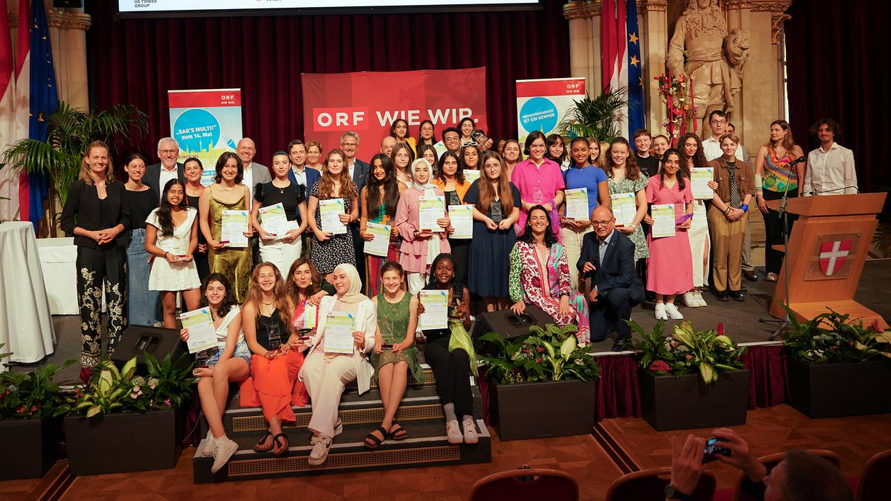 Das Bild zeigt alle Finalisten:innen bei der Abschlussfeier im Wiener Rathaus