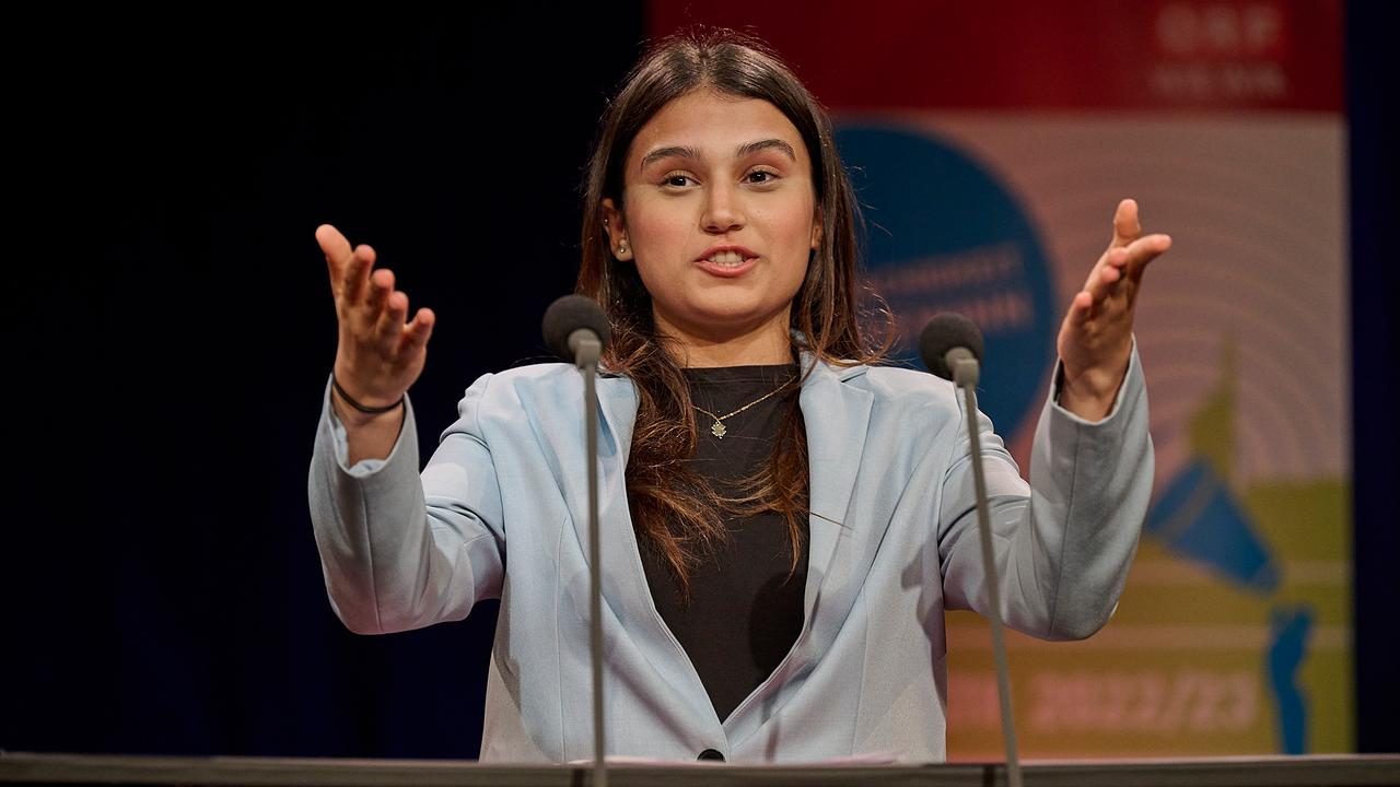 Das Bild zeigt eine junges Mädchen bei ihrer Rede mit zwei Mikrofonen