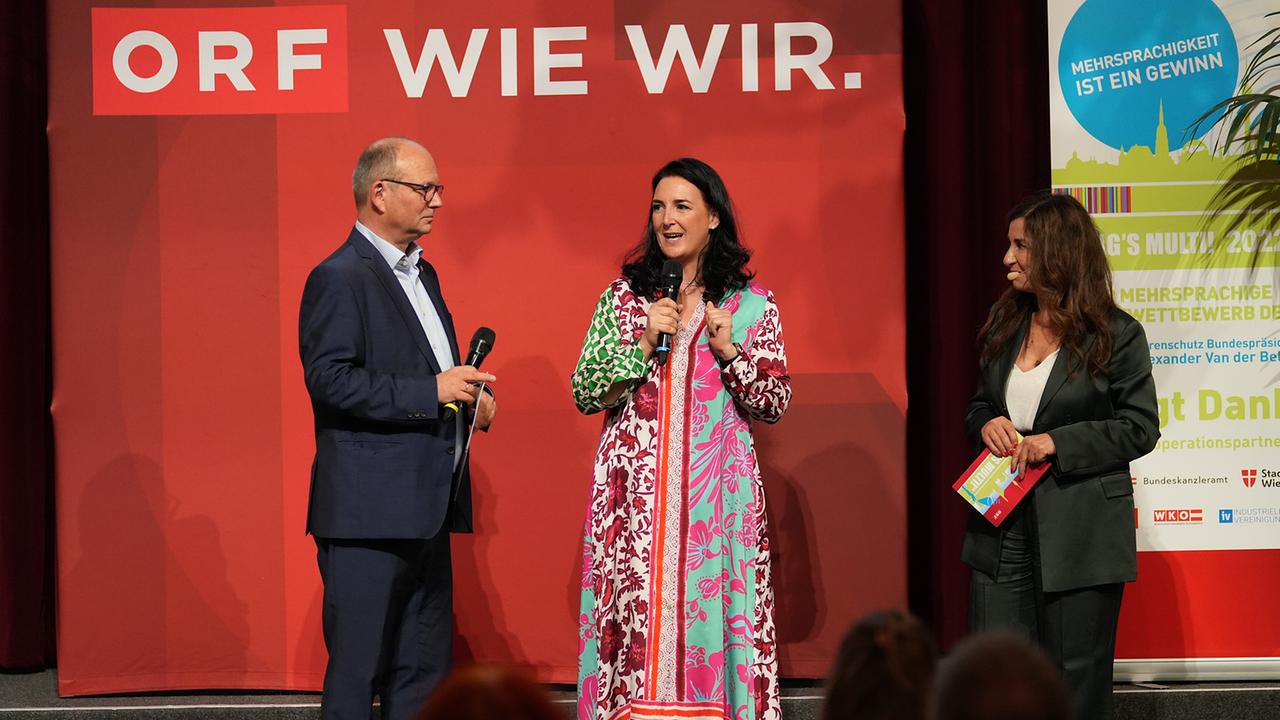 Es zeigt einen Mann und zwei Frauen bei einem Interview, im Hintergrund das ORF Logo
